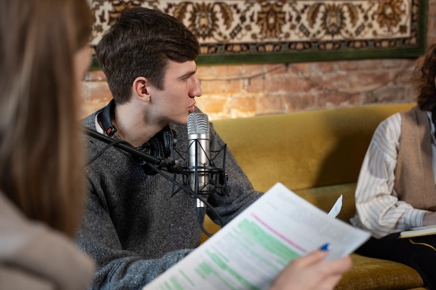 Escuchar para construir resiliencia colectiva: el periodismo debe priorizar el cuidado interno