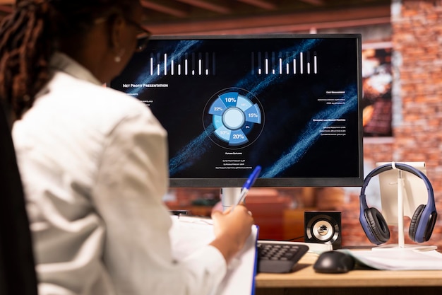 Metodologías avanzadas para la evaluación comparativa sectorial en análisis mediático para 2025